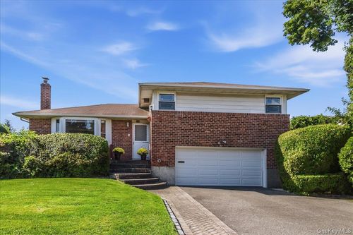 197 Stephen St, Levittown, NY, 11756-1728 | Card Image