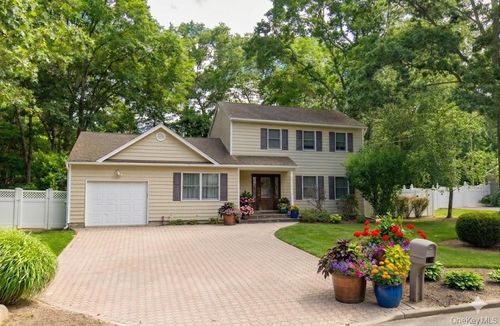 32 Scenic Hills Dr, Ridge, NY, 11961-3023 | Card Image