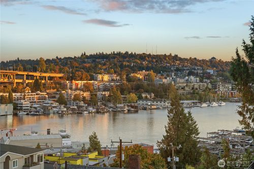 a-3959 1st Ave Ne, Seattle, WA, 98105-6802 | Card Image