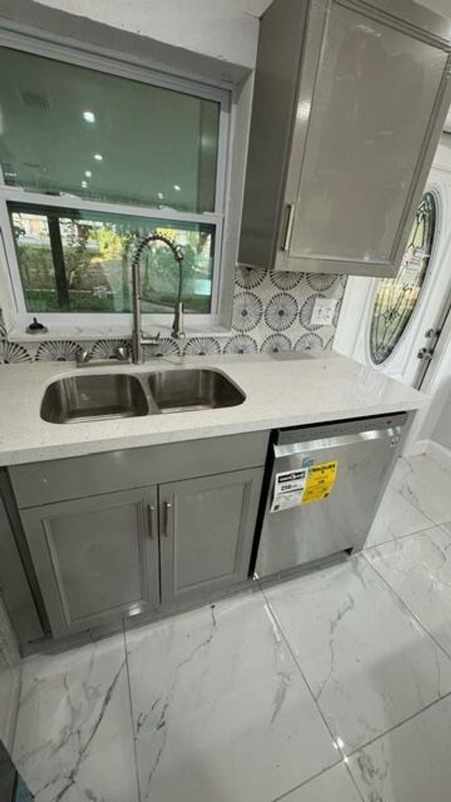 811 Se 12 Th St, House other with 3 bedrooms, 2 bathrooms and null parking in Okeechobee FL | Image 5
