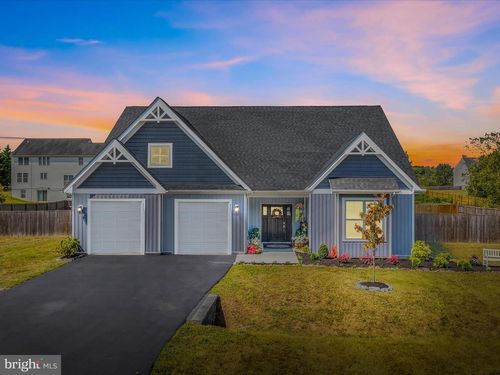 111 Moon Stone Dr, KEARNEYSVILLE, WV, 25430-2641 | Card Image