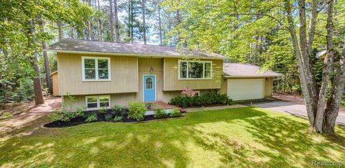 204 Timber Ln, Marquette, MI, 49855-9359 | Card Image