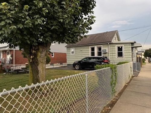 147 Evans Ave, Elmont, NY, 11003-2621 | Card Image