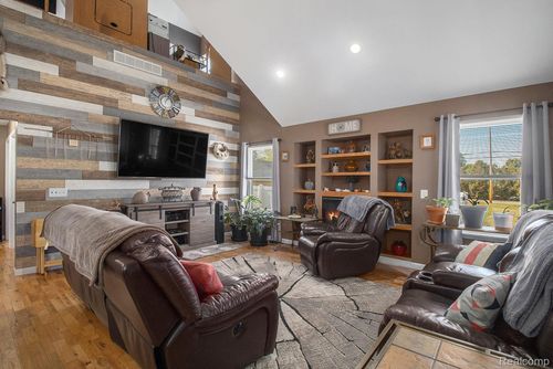 112 Ball St, Ortonville, MI, 48462-8807 | Card Image