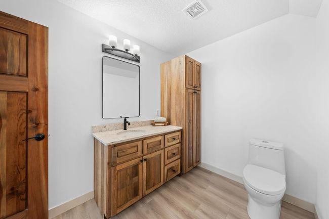 Guest suite bath. | Image 47