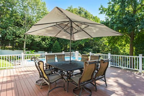 41 Park Dr, Riverhead, NY, 11901-1044 | Card Image