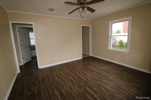 27116 Seyburn Ave, Warren, MI, 48092-3946 | Card Image