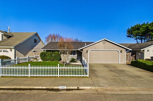 1305 Hedge Rose Ct, McKinleyville, CA, 95519-4384 | Card Image