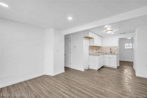 2089 Kenneth St, Burton, MI, 48529-1350 | Card Image