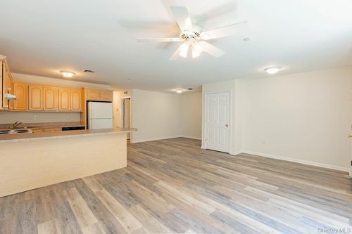 307-400 Flurry Ln, Babylon, NY, 11704-8041 | Card Image
