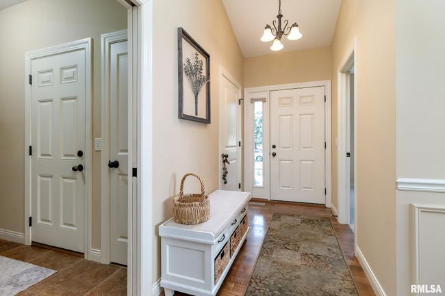 5506 Baraboo Court, Home with 2 bedrooms, 2 bathrooms and null parking in Davenport IA | Image 4