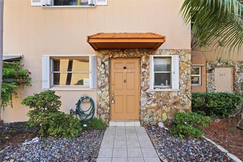 apt-242-450 Se 7th St, Dania Beach, FL, 33004-4418 | Card Image