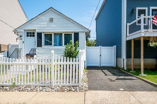 118 Ocean Ave, North Middletown, NJ, 07748-5654 | Card Image