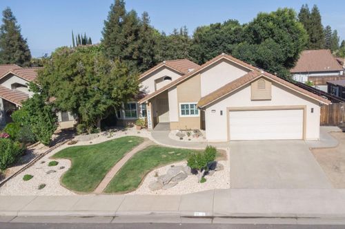 121 Magnolia Ave, Clovis, CA, 93611-5450 | Card Image