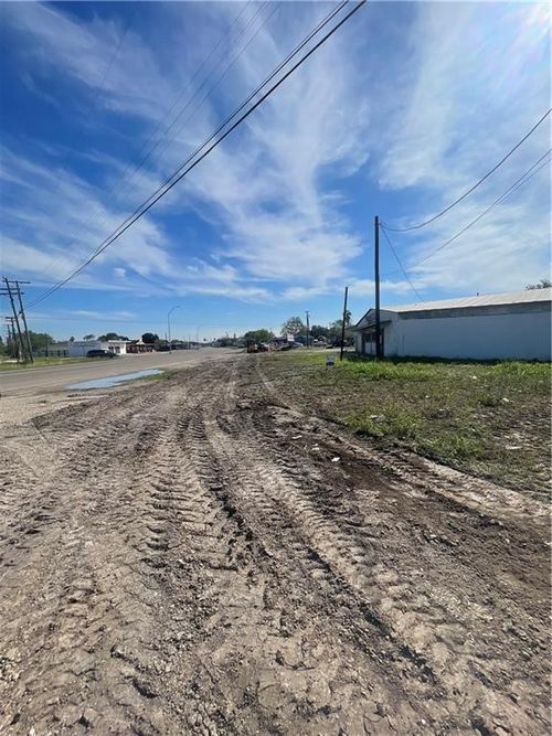 103 Western Ave, Robstown, TX, 78380-2834 | Card Image
