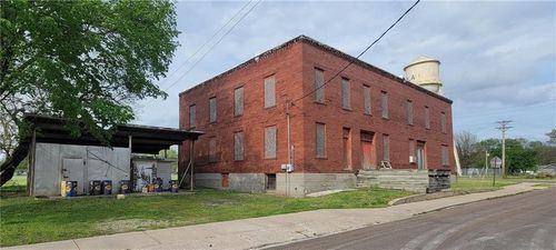 512 E Monroe St, Iola, KS, 66749-2921 | Card Image