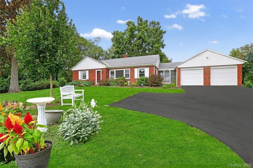 75 W Dorsey Ln, Hyde Park, NY, 12538-1839 | Card Image