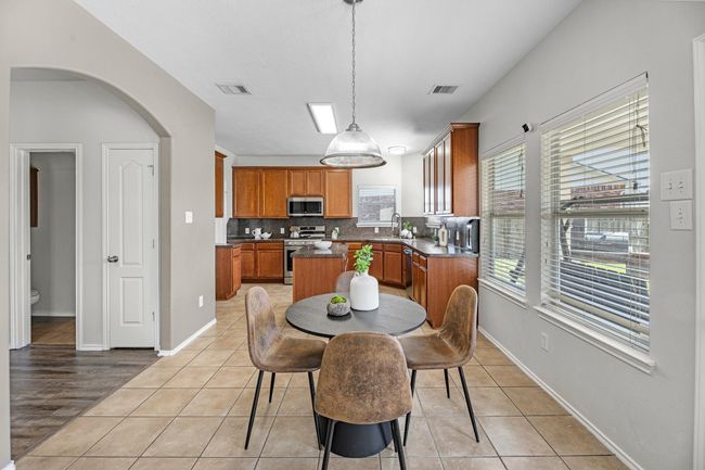 Kitchen with eat-in. | Image 12