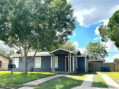 209 N Lightburne Street, House other with 3 bedrooms, 1 bathrooms and null parking in Beeville TX | Image 1