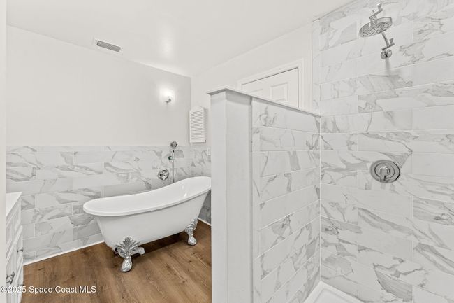 Primary Bathtub and shower | Image 27