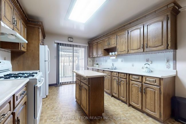 140 Lisgar St, House attached with 3 bedrooms, 2 bathrooms and null parking in Toronto ON | Image 10