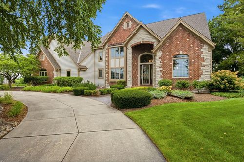 7520 S Kensington Way, Franklin, WI, 53132-8254 | Card Image