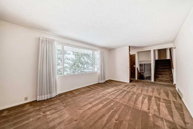 436 Dalmeny Hill Nw, Home with 4 bedrooms, 1 bathrooms and 4 parking in Calgary AB | Image 3
