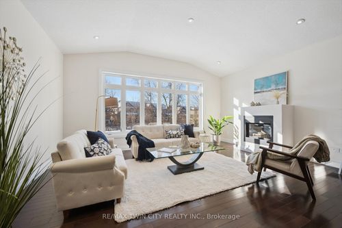 556 Netherwood Cres, Kitchener, ON, N2P0B8 | Card Image