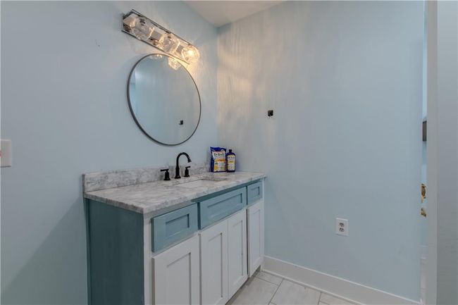 Main Bathroom - main floor | Image 15