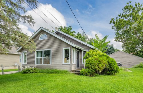 2709 E 37th Ct, Des Moines, IA, 50317-3323 | Card Image