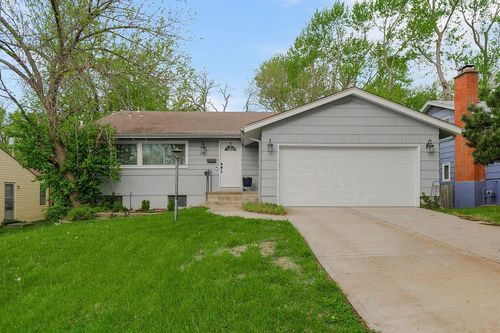 8416 Kenwood Ave, Kansas City, MO, 64131-2217 | Card Image