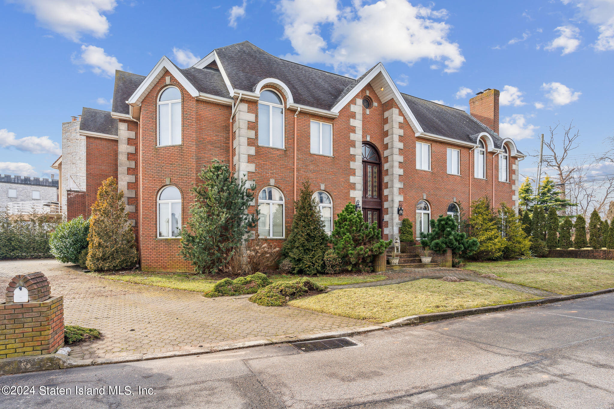 Nicolosi Dr, Staten Island, NY 10312