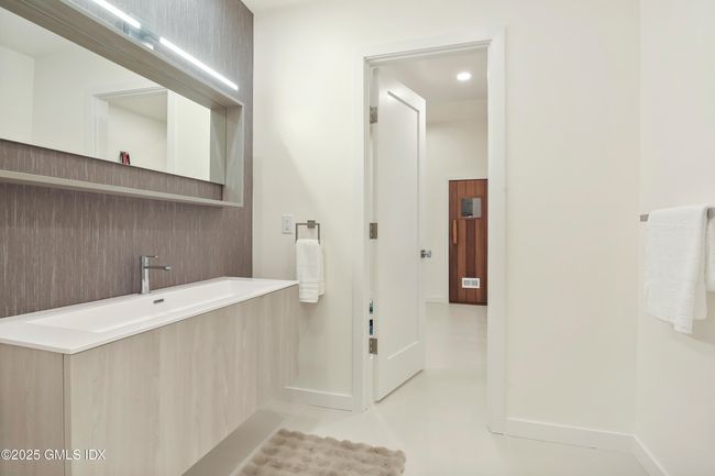 Access to Sauna and Yoga room via Spa Bathroom | Image 34