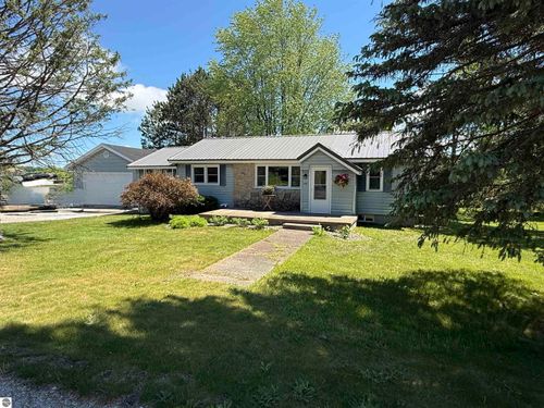 3586 E Long Lake Rd, Traverse City, MI, 49685-8807 | Card Image