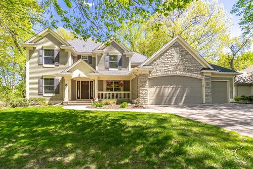 472 Vadnais Lake Dr, Vadnais Heights, MN, 55127-7143 | Card Image
