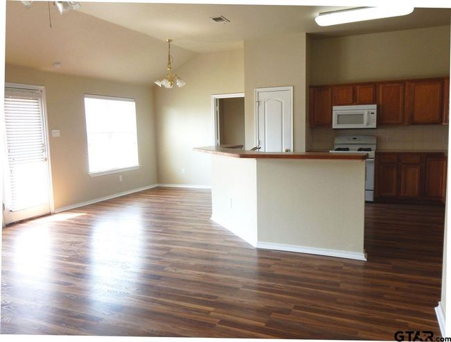 5637 Mustang Trl, House other with 3 bedrooms, 2 bathrooms and null parking in Tyler TX | Image 11