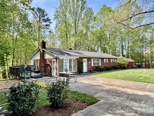 2730 4th Street Pl Nw, Hickory, NC, 28601-8055 | Card Image