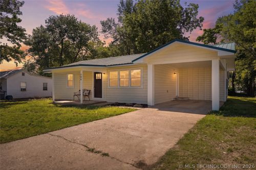 706 E Redwood Ave, Sallisaw, OK, 74955-3025 | Card Image