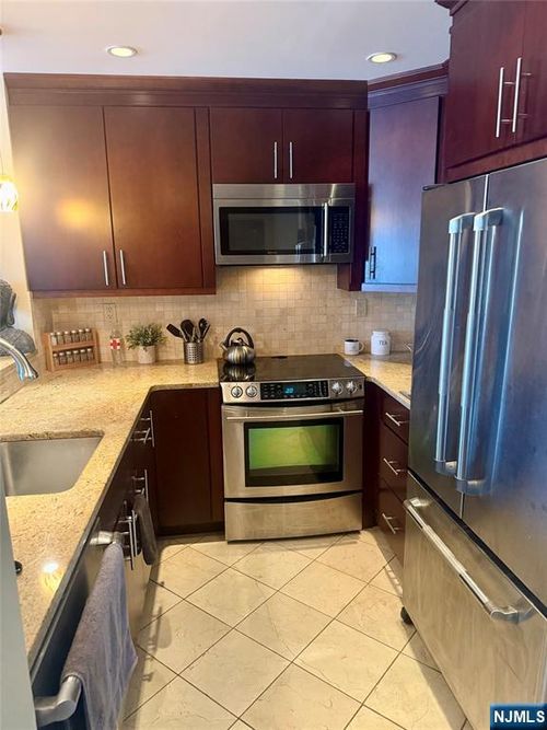 102 Nelson Ct, Edgewater, NJ, 07020-1617 | Card Image