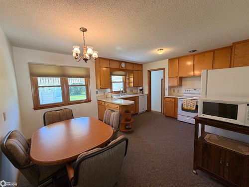 208 7th St Se, Hampton, IA, 50441-2441 | Card Image