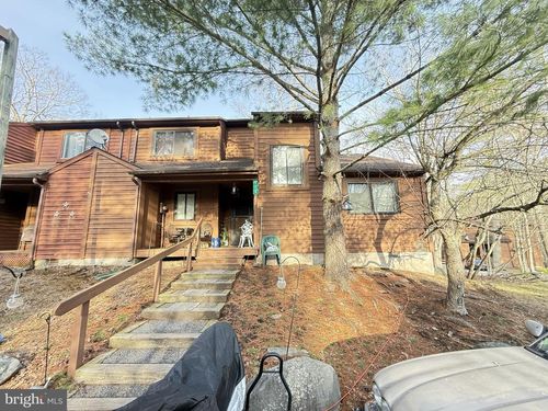 524 Wales Ct, Bushkill, PA, 18324-8771 | Card Image