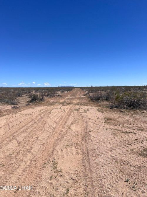 19130 S Lone Ranger Rd, Yucca, AZ, 86438-1103 | Card Image