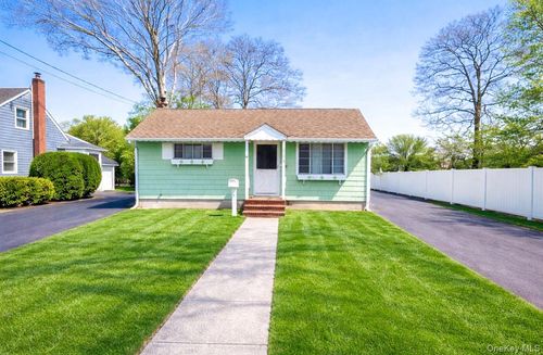 115 Irish Ln, East Islip, NY, 11730-1005 | Card Image