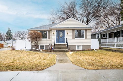489 10 Street Se, Medicine Hat, AB, T1A1R2 | Card Image