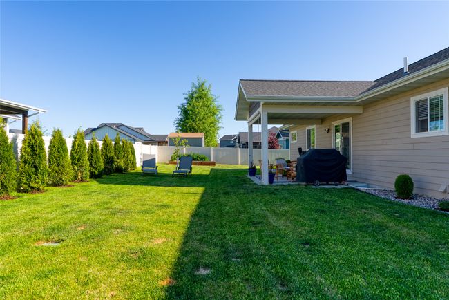 Lots of space to play in the back yard | Image 35