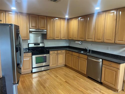 82 Lakeview Dr, Manorville, NY, 11949-2852 | Card Image