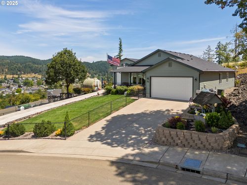 895 Valley Vista St, Sutherlin, OR, 97479-9364 | Card Image