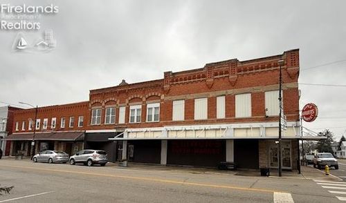 104 W Madison St, Gibsonburg, OH, 43431-1335 | Card Image