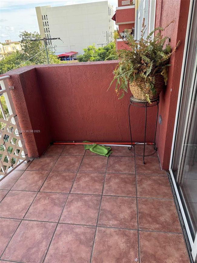 APT-405 - 21 E 3 Rd St, Condo with 2 bedrooms, 2 bathrooms and null parking in Hialeah FL | Image 7