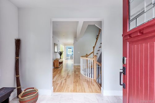 21 Contentment Ln, Red Hook, NY, 12571-4365 | Card Image